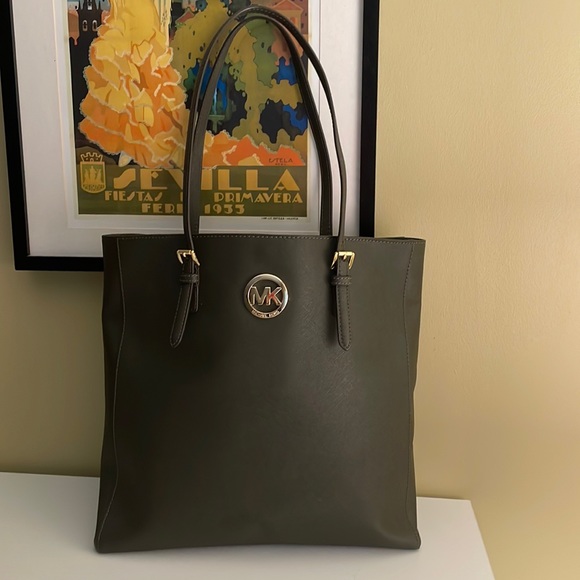 Michael Kors Handbags - Michael Kors Jet Setter Travel Tote